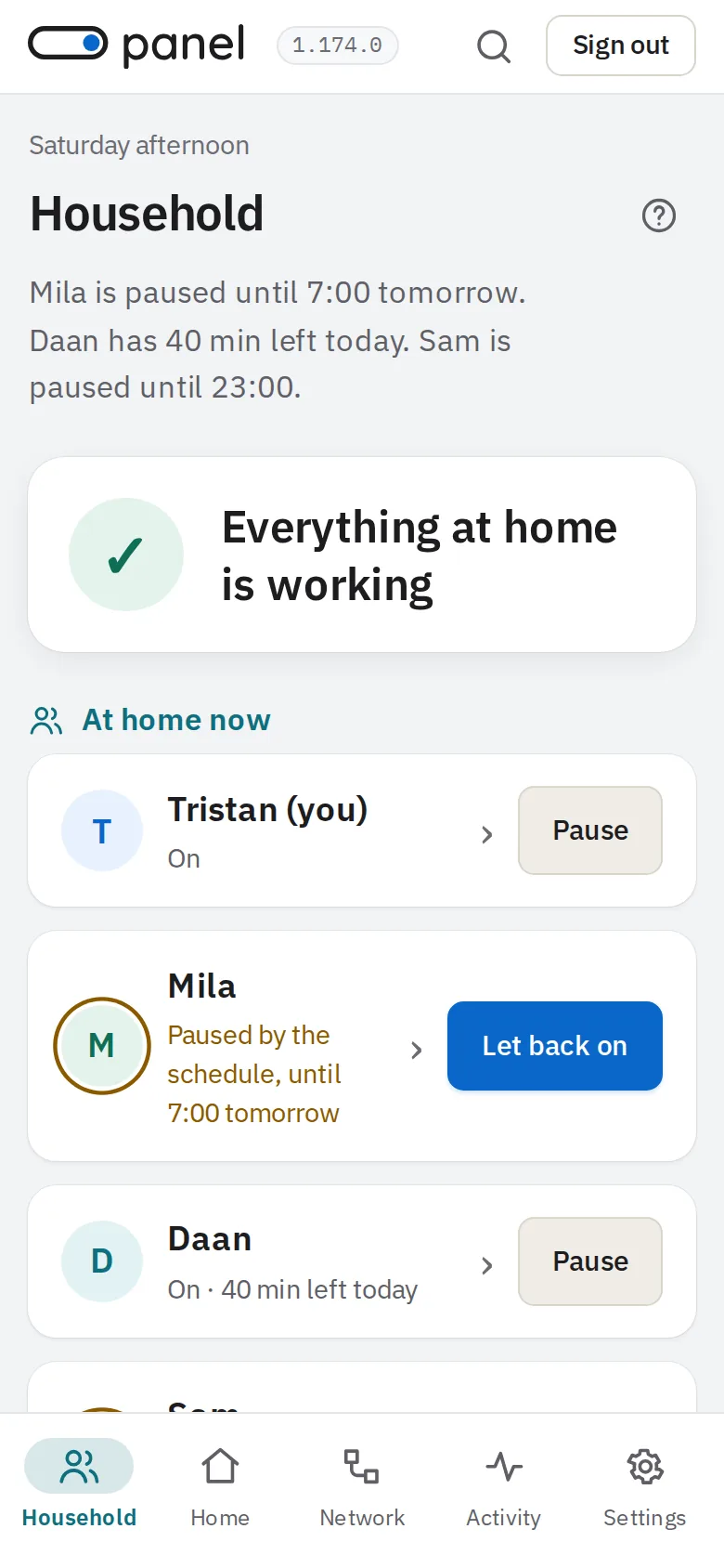 The household page on a phone: everything at home is working; Mila paused by the schedule until 7:00; Daan with 40 minutes left today.